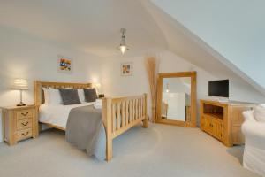 a bedroom with a bed and a mirror at 2 Bed in Porthleven oc-4stelv in Porthleven