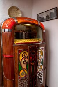 an old fashioned video game machine in a room at 2 Bed in Colkirk oc-1397 in Colkirk