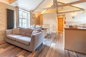 a living room with a couch and a kitchen at 2 Bed in Appledore oc-hide1 in Appledore