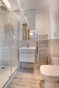 a bathroom with a toilet and a sink and a shower at 2 Bed in Westward Ho oc-idleho in Northam +14 photos