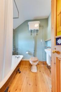 a bathroom with a toilet and a bath tub at 2 Bed in St Just oc-crownm in St. Just +8 photos