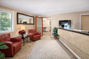 a living room with two chairs and a bar at Rychter Hotel Hope in Hope