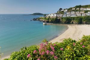 a view of a beach with pink flowers at 3 Bed in Looe oc-l30071 in Looe