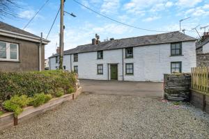 a white house with a driveway in front of it at 2 Bed in St. Teath oc-shilli in Saint Teath