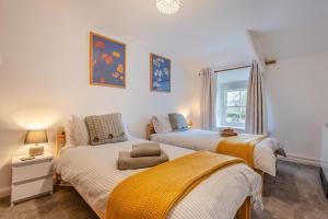 a bedroom with two beds and a window at 2 Bed in St. Teath oc-shilli in Saint Teath