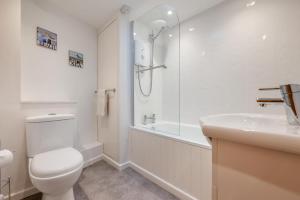 a bathroom with a toilet and a sink and a shower at 2 Bed in St. Teath oc-shilli in Saint Teath