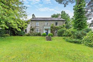 ein altes Steinhaus mit einem großen Hof in der Unterkunft 5 Bed in Dre-Fach Felindre oc-c29875 in Felindre