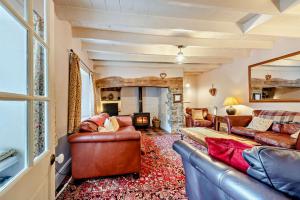 ein Wohnzimmer mit Ledermöbeln und einem Kamin in der Unterkunft 5 Bed in Dre-Fach Felindre oc-c29875 in Felindre