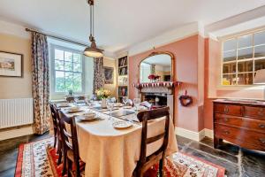 ein Esszimmer mit Tisch und Stühlen sowie einem Kamin in der Unterkunft 5 Bed in Dre-Fach Felindre oc-c29875 in Felindre