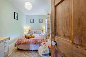 ein Schlafzimmer mit einem Bett und einer großen Holztür in der Unterkunft 5 Bed in Dre-Fach Felindre oc-c29875 in Felindre