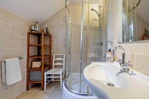 ein Badezimmer mit Dusche, Waschbecken und Dusche in der Unterkunft 5 Bed in Dre-Fach Felindre oc-c29875 in Felindre + 33 Fotos
