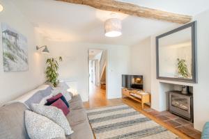 a living room with a couch and a tv at 2 Bed in Holt oc-2027 in Thornage