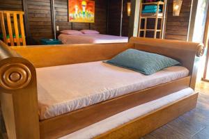 two beds sitting in a room withermottermott at Vilarejo Hospedagem in Ilha do Mel