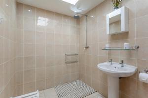 a bathroom with a sink and a toilet at 2 Bed in Insch oc-t30986 in Colpy +12 photos