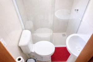 a small bathroom with a toilet and a sink at Vilarejo Hospedagem - Encantadas in Ilha do Mel