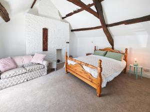 a bedroom with a bed and a couch at 1 Bed in Corbridge oc-t31977 in Corbridge