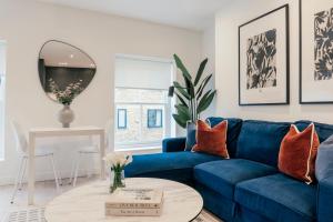 a blue couch in a living room with a table at Urban Rest Camden Town in London