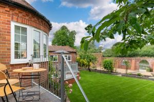 a garden with a patio and a lawn at 2 Bed in Beccles oc-rilo in Beccles