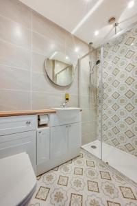 a bathroom with a toilet and a sink and a shower at 2 Bed in Beccles oc-rilo in Beccles