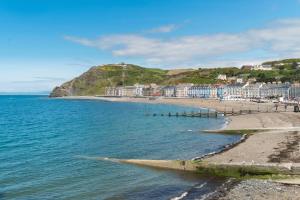 a view of a beach with buildings and the ocean at 2 Bed in Aberaeron oc-bow329 in Aberaeron