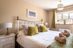 a bedroom with a bed with two teddy bears on it at 1 Bed in Swannington oc-1011 in Alderford