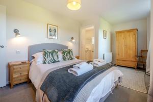a bedroom with a bed with towels on it at 3 Bed in Staplecross oc-rh1162 in Sedlescombe