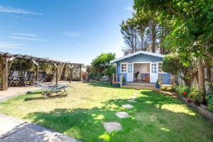a yard with a bench and a house at 3 Bed in Greatstone oc-ek777 in Littlestone-on-Sea