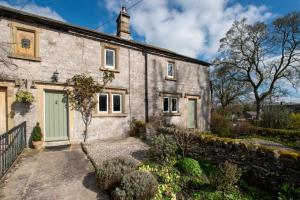 an old stone house with a green door at 2 Bed in Middleton-by-Youlgrave oc-dchol7 in Middleton