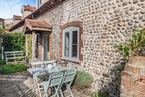 a table and chairs outside of a stone building at 2 Bed in East Runton oc-2034 in West Runton