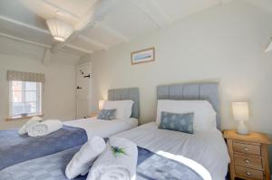 a bedroom with two beds with towels on them at 2 Bed in Blakeney oc-1977 in Blakeney