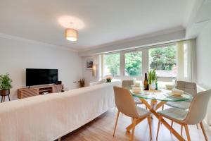 a living room with a large couch and a table at 2 Bed in Carlyon Bay oc-crinni in Carlyon Bay +8 photos