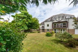 an exterior view of a house with a yard at 2 Bed in Carlyon Bay oc-crinni in Carlyon Bay