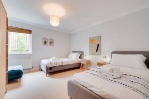 a white bedroom with a bed and a couch at 2 Bed in Carlyon Bay oc-crinni in Carlyon Bay