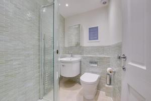 a bathroom with a toilet and a sink and a shower at 2 Bed in Fowey oc-forty in Fowey +12 photos