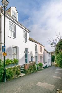a white house with a street light in front of it at 2 Bed in Fowey oc-forty in Fowey