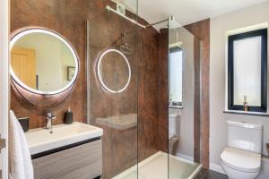 a bathroom with a sink and a mirror at 3 Bed in Hartland oc-w29797 in Hartland +26 photos
