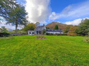 a house in the middle of a green field at 3 Bed in Loweswater oc-w30224 in Loweswater