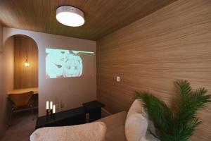 a living room with a couch and a painting on the wall at 若葉ホテル in Tokyo +115 photos