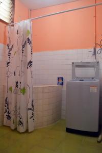 y baño con aseo y cortina de ducha. en Homestay Kota Bharu, Telipot en Kota Bharu