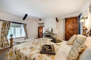 a bedroom with a large bed and a window at 2 Bed in Broadwoodkelly oc-j31818 in Broadwoodkelly