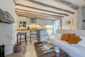 a living room with a couch and a kitchen at 1 Bed in Harlech oc-t32043 in Harlech