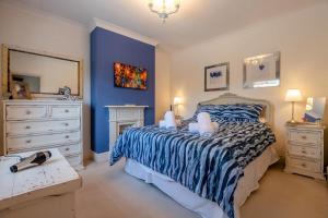 a bedroom with a bed and a sink and a mirror at 2 Bed in Wimborne oc-s30924 in Wimborne Minster
