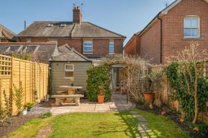 a backyard with a picnic table and a fence at 2 Bed in Wimborne oc-s30924 in Wimborne Minster