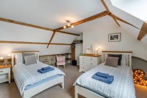 a bedroom with two beds and a desk at 4 Bed in Alnwick oc-g32272 in Alnwick