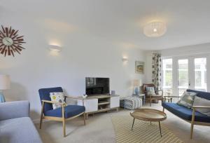 a living room with blue chairs and a couch at 5 Bed in Walberswick oc-hferin in Walberswick