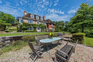a table and chairs in front of a house at 6 Bed in Robertsbridge oc-d29525 in Brightling