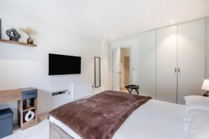 a bedroom with a bed and a tv on the wall at 1 Bed in Backbarrow oc-s32477 in Backbarrow