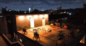 ein Balkon mit Stühlen und Tischen an einem Gebäude bei Nacht in der Unterkunft Cresent Homes in Accra