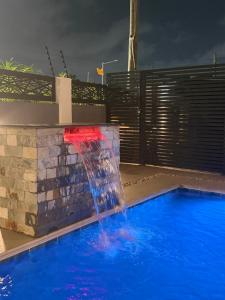 ein Swimmingpool mit Springbrunnen im Garten in der Unterkunft Cresent Homes in Accra