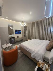 ein Schlafzimmer mit einem großen Bett und einem Fernseher in der Unterkunft Cresent Homes in Accra + 9 Fotos